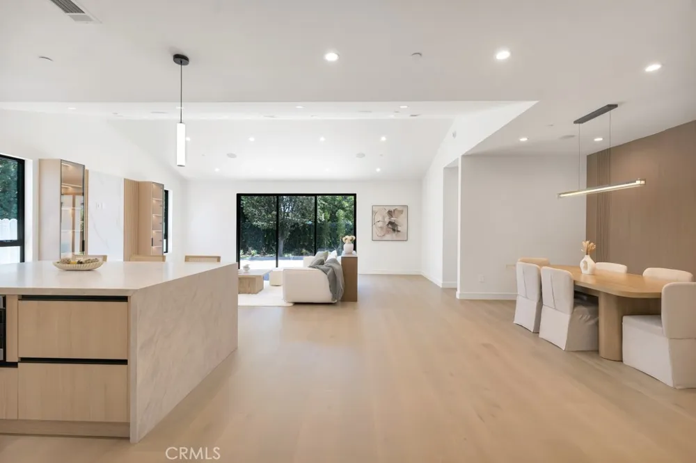 17534 Collins Encino, CA 91316