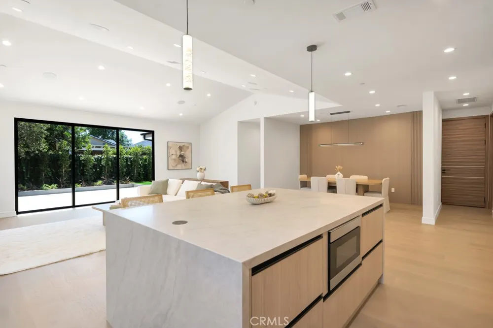 17534 Collins Encino, CA 91316