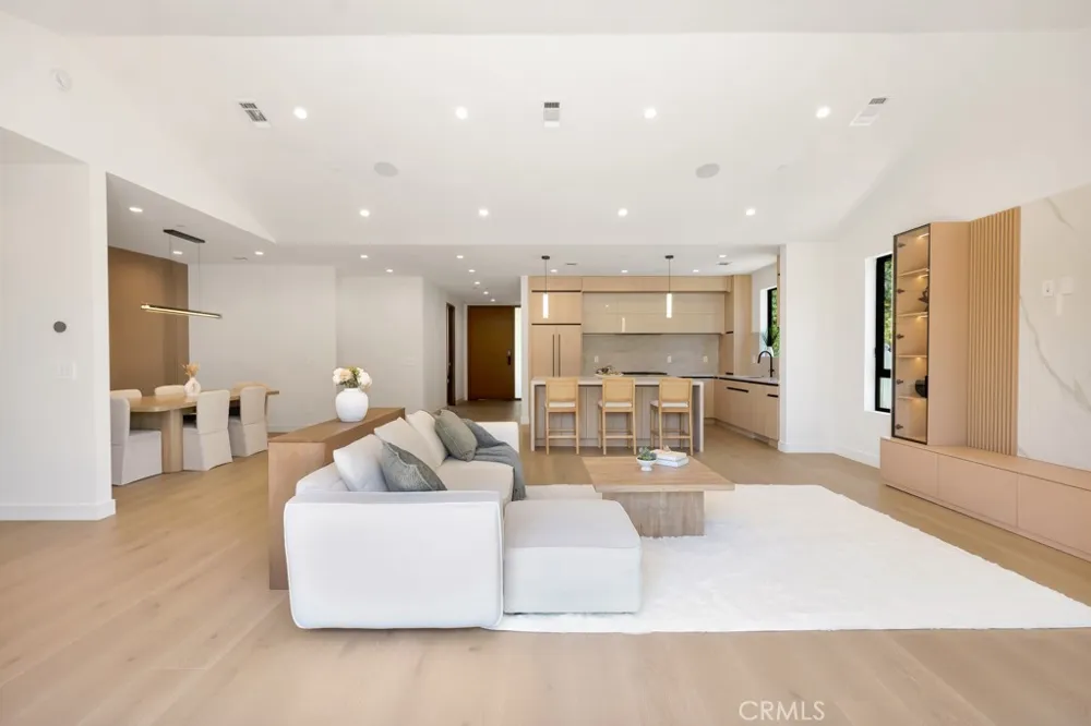 17534 Collins Encino, CA 91316