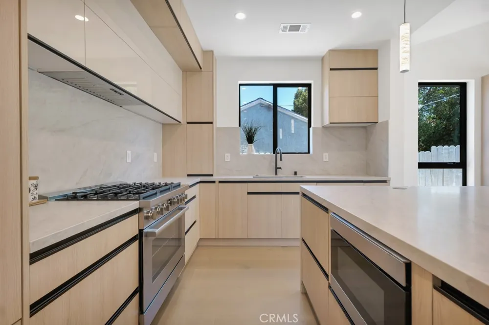 17534 Collins Encino, CA 91316