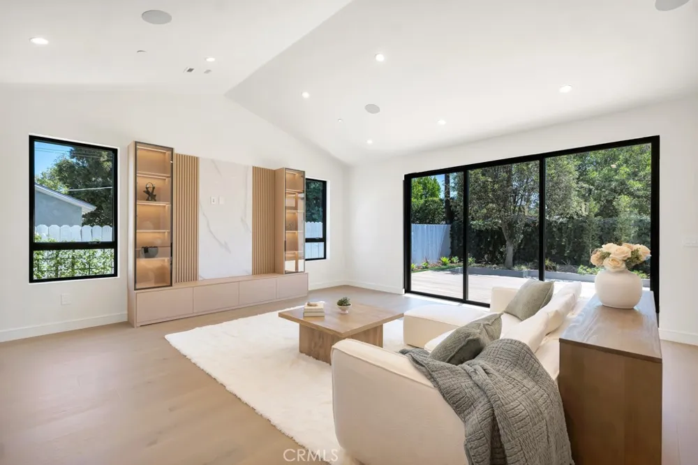 17534 Collins Encino, CA 91316