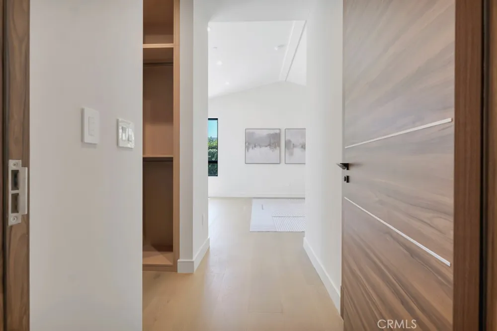 17534 Collins Encino, CA 91316