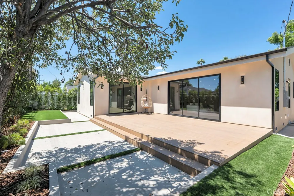 17534 Collins Encino, CA 91316