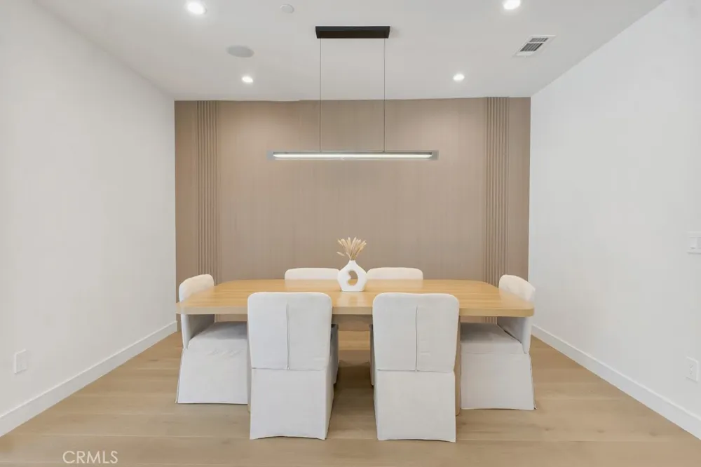 17534 Collins Encino, CA 91316