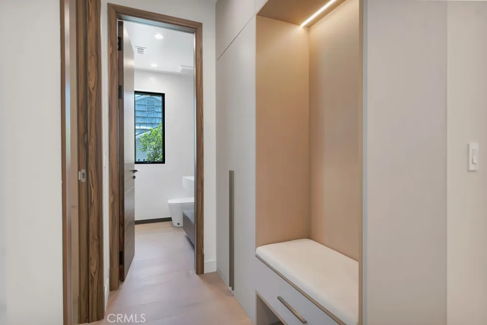 17534 Collins Encino, CA 91316