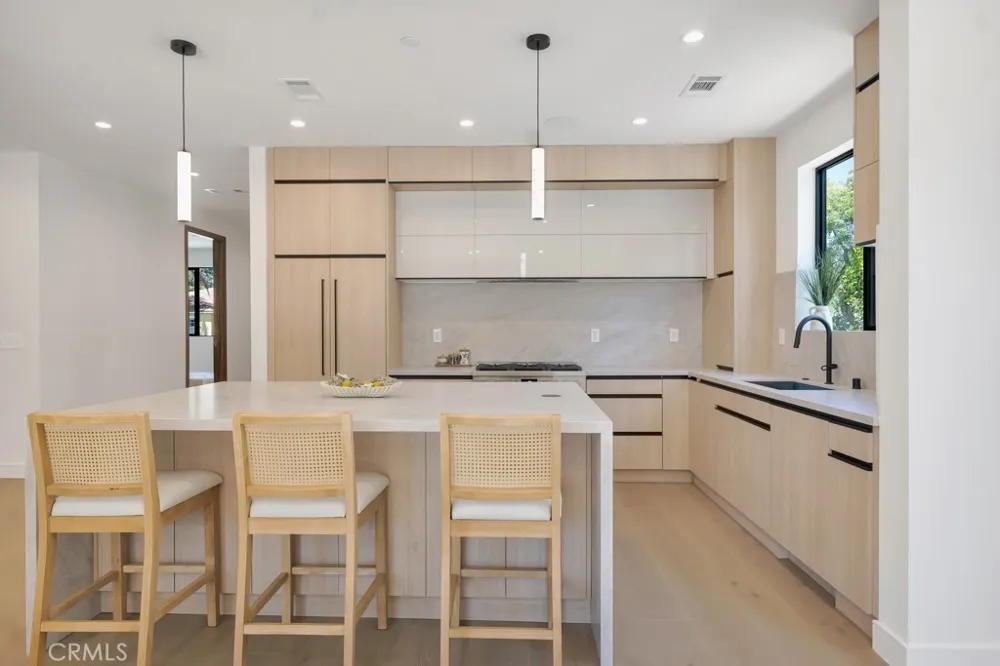 17534 Collins Encino, CA 91316