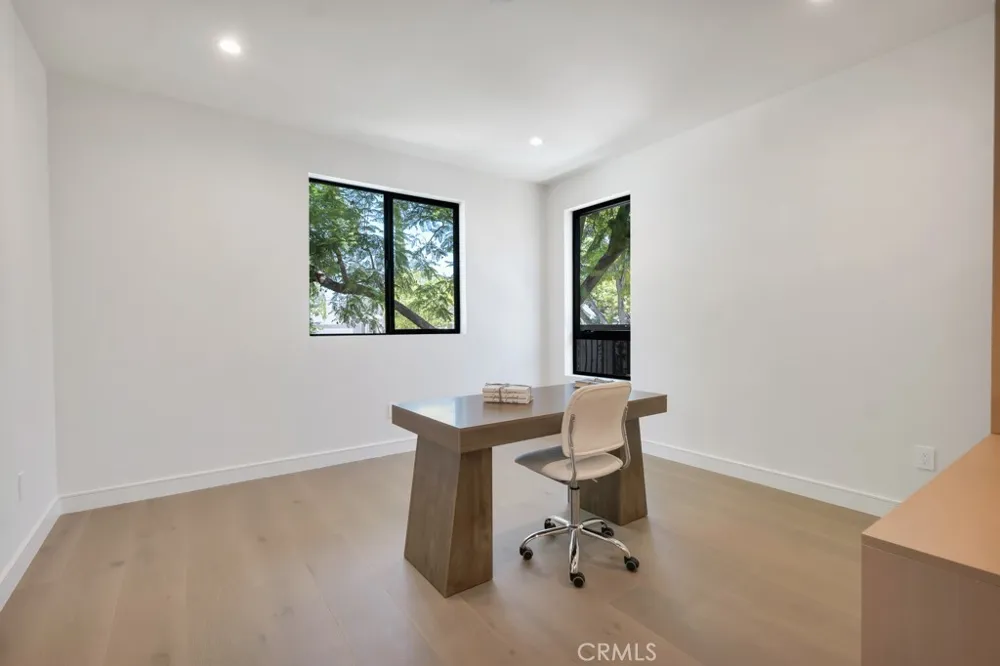 17534 Collins Encino, CA 91316