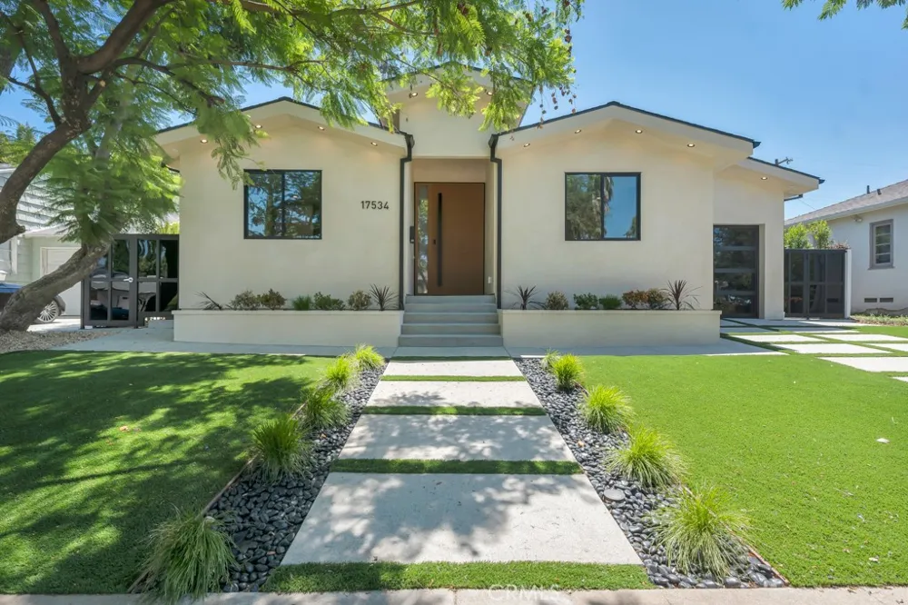 17534 Collins Encino, CA 91316