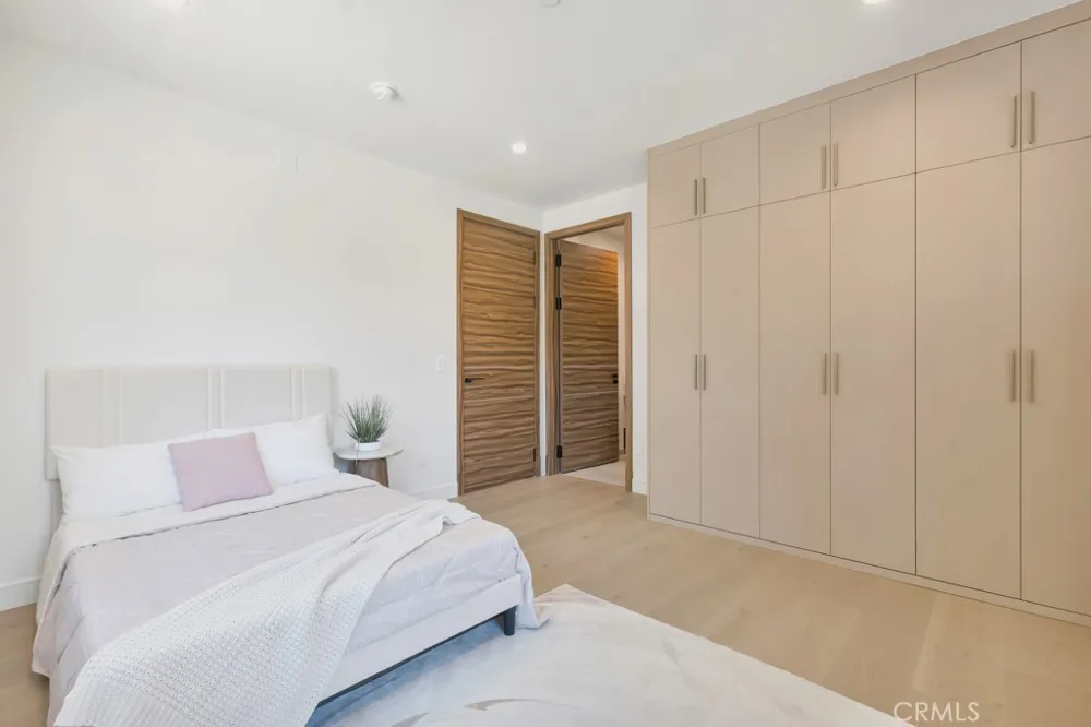 17534 Collins Encino, CA 91316