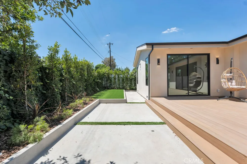 17534 Collins Encino, CA 91316