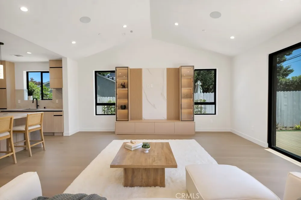 17534 Collins Encino, CA 91316