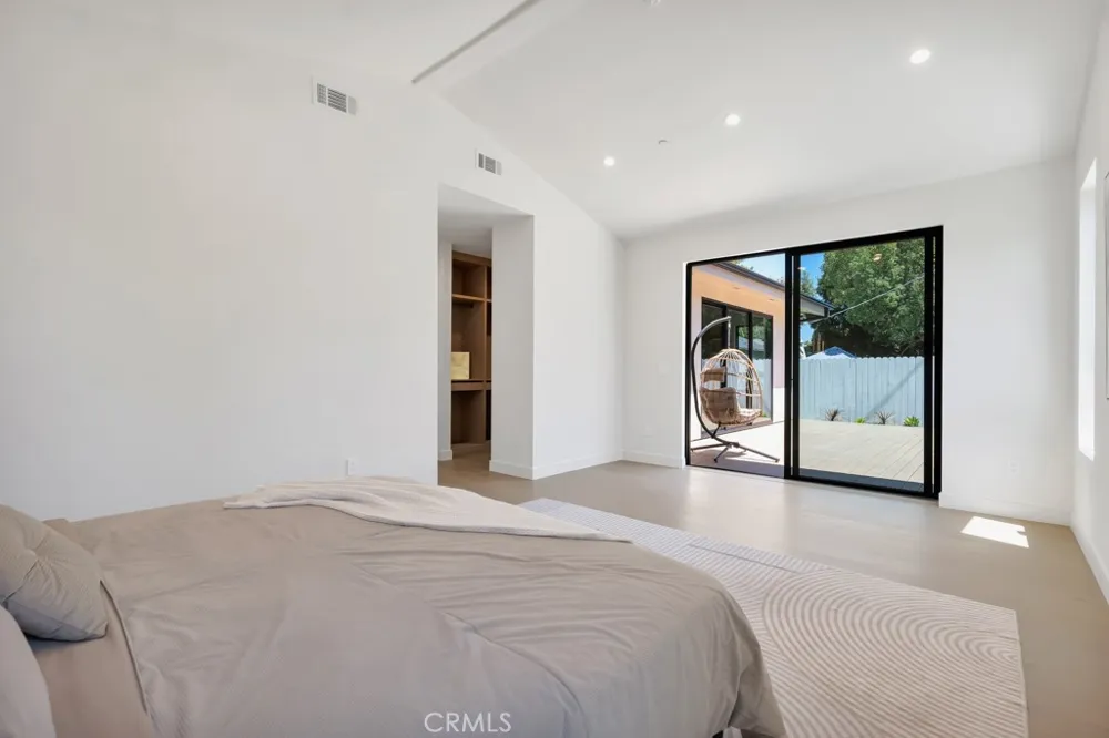17534 Collins Encino, CA 91316