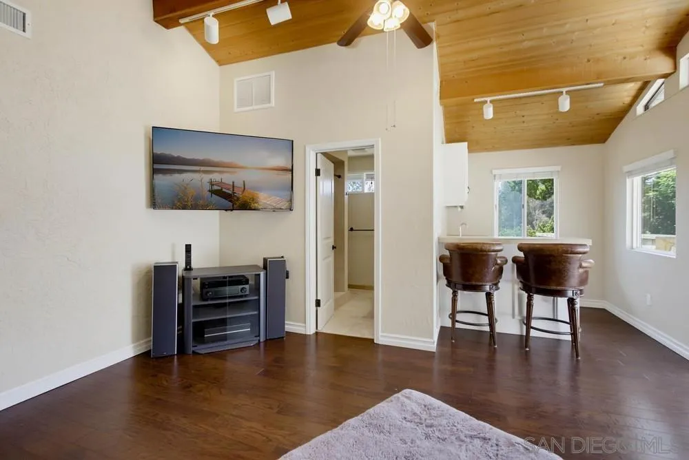 2450 Vista Lago Ter Escondido, CA 92029