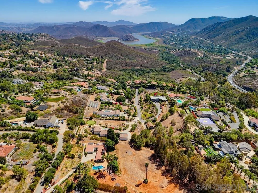 2450 Vista Lago Ter Escondido, CA 92029