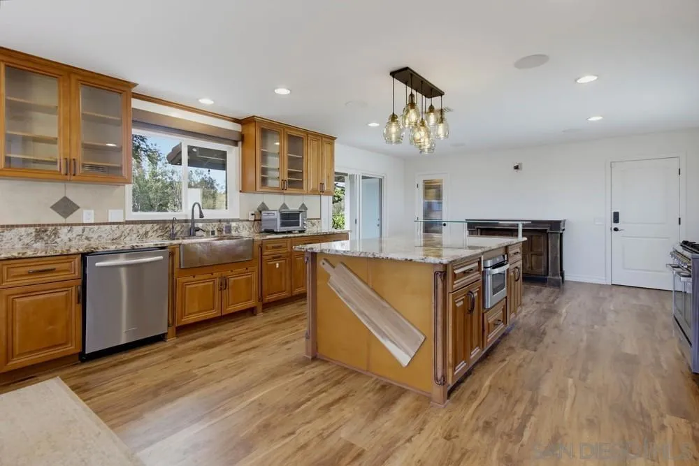 2450 Vista Lago Ter Escondido, CA 92029