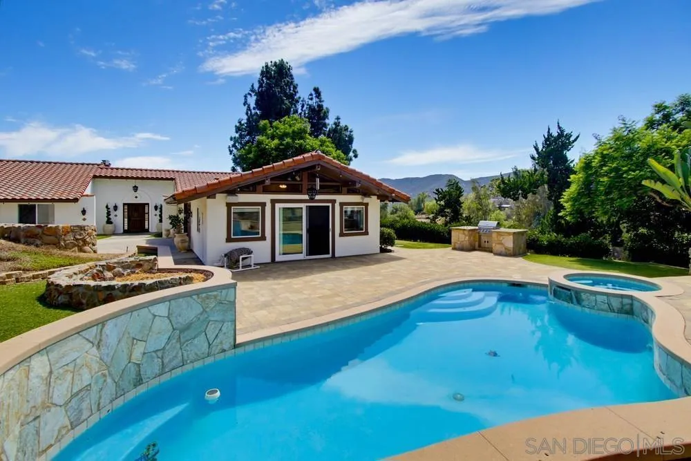 2450 Vista Lago Ter Escondido, CA 92029