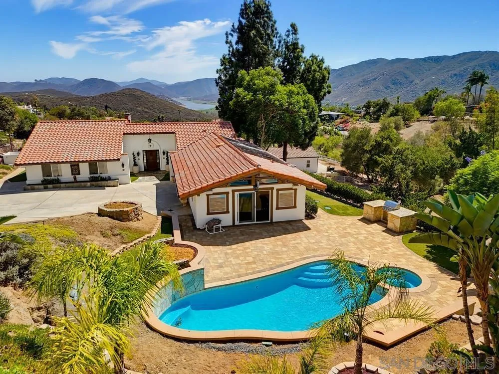 2450 Vista Lago Ter Escondido, CA 92029