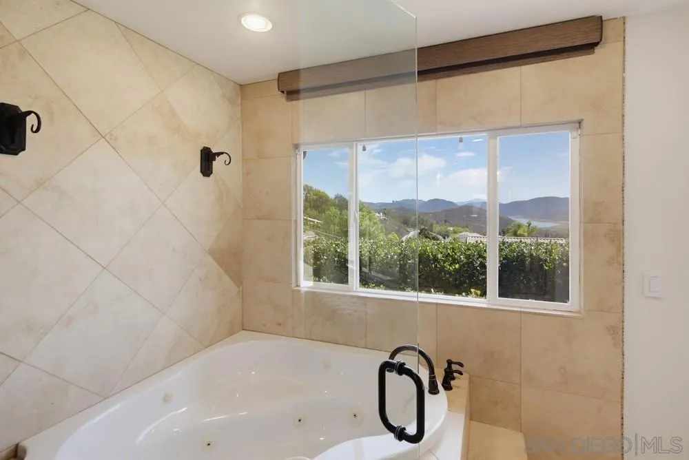 2450 Vista Lago Ter Escondido, CA 92029