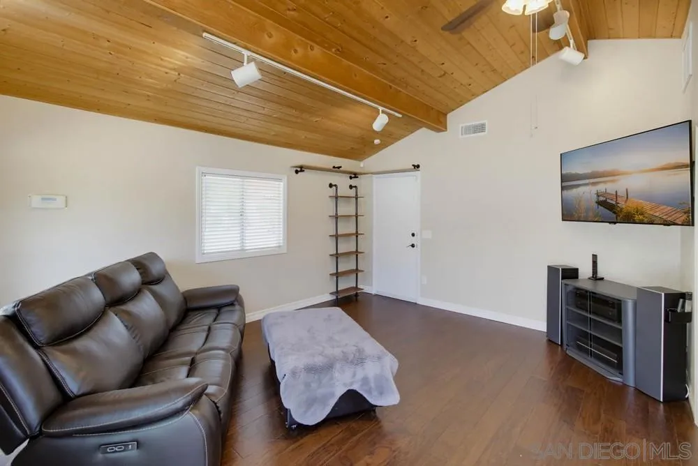 2450 Vista Lago Ter Escondido, CA 92029