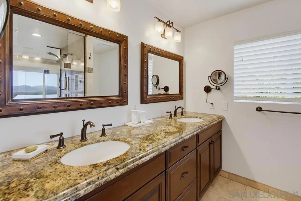 2450 Vista Lago Ter Escondido, CA 92029