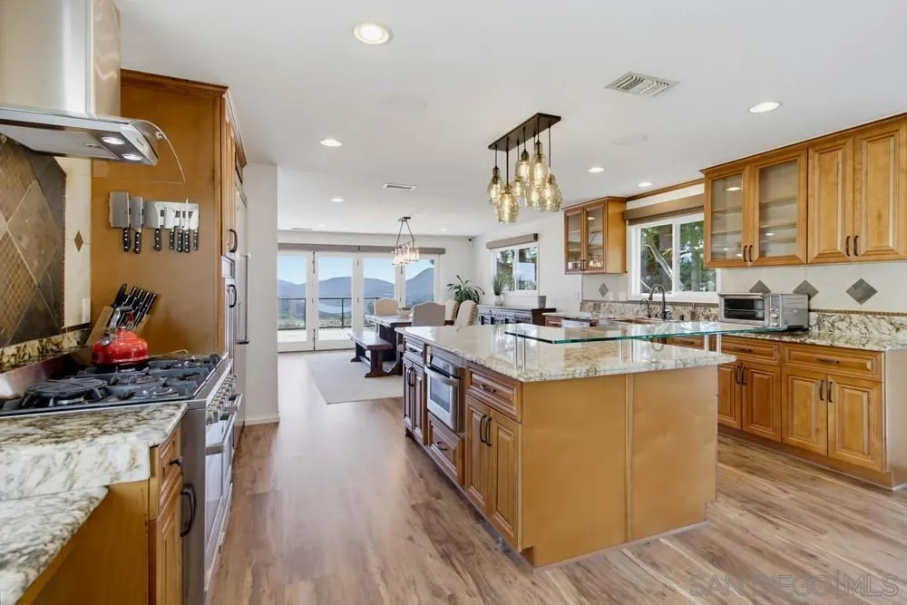 2450 Vista Lago Ter Escondido, CA 92029