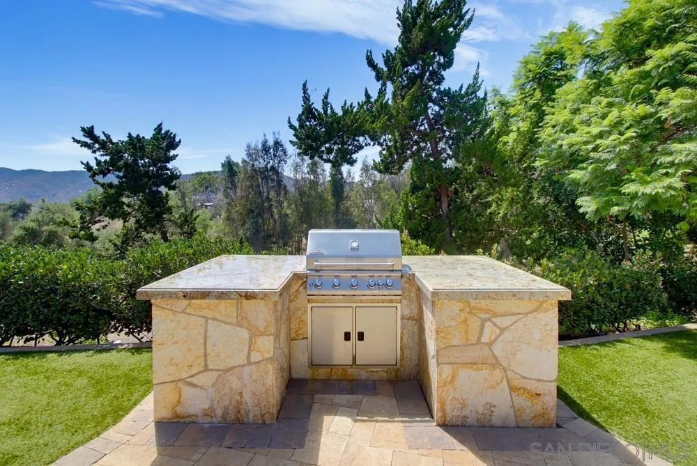 2450 Vista Lago Ter Escondido, CA 92029