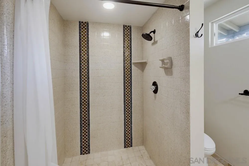 2450 Vista Lago Ter Escondido, CA 92029