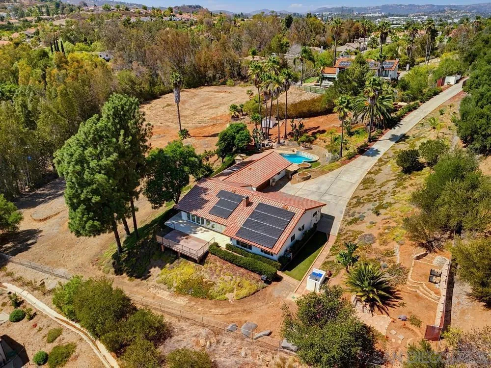 2450 Vista Lago Ter Escondido, CA 92029