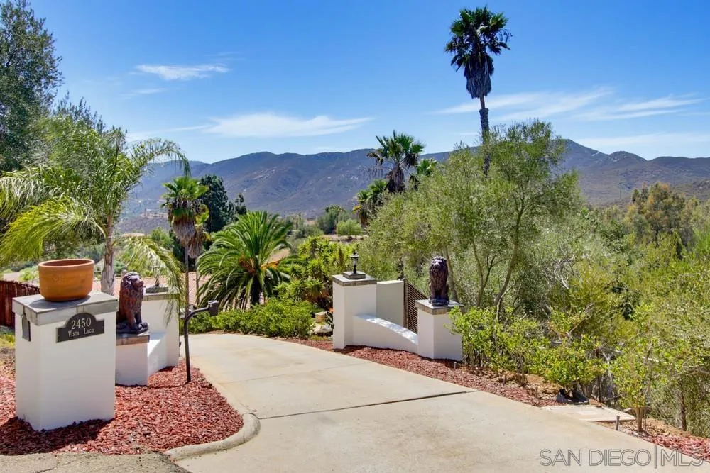 2450 Vista Lago Ter Escondido, CA 92029