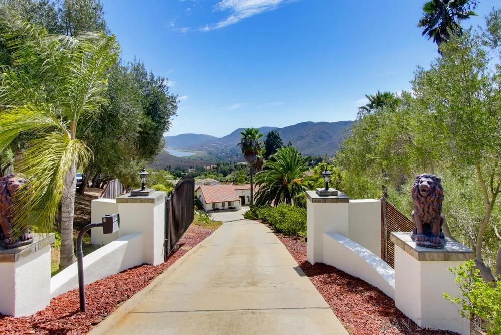2450 Vista Lago Ter Escondido, CA 92029