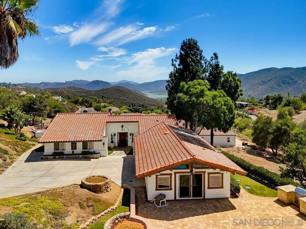 2450 Vista Lago Ter Escondido, CA 92029