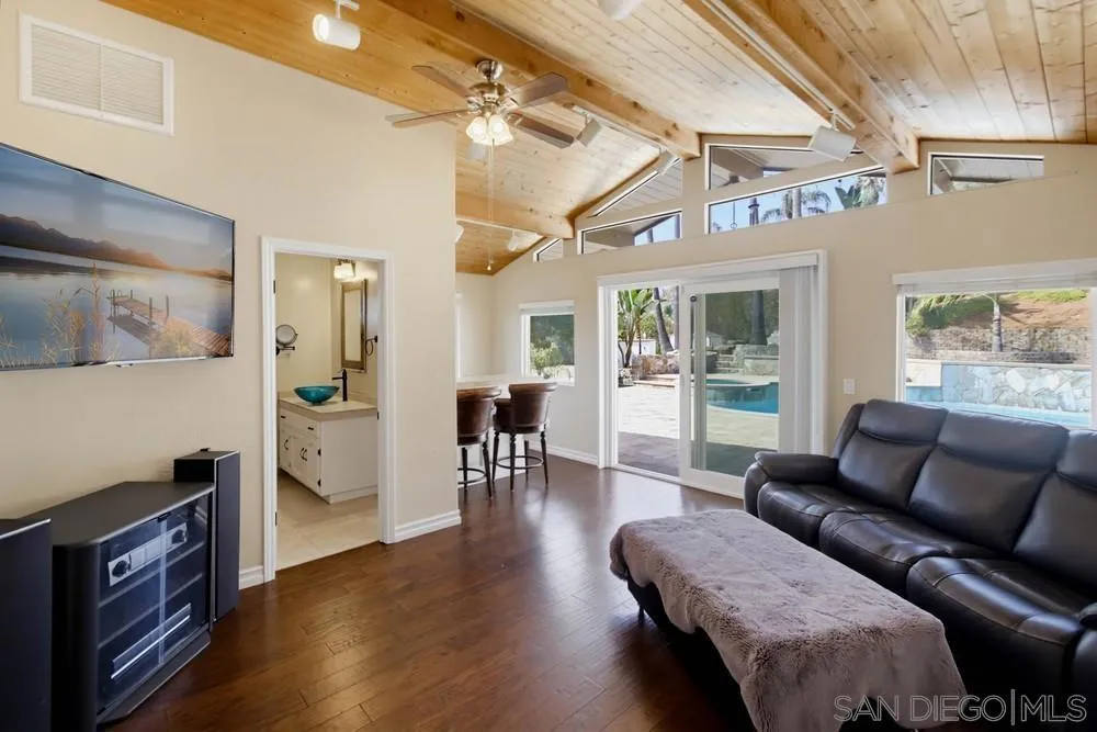 2450 Vista Lago Ter Escondido, CA 92029