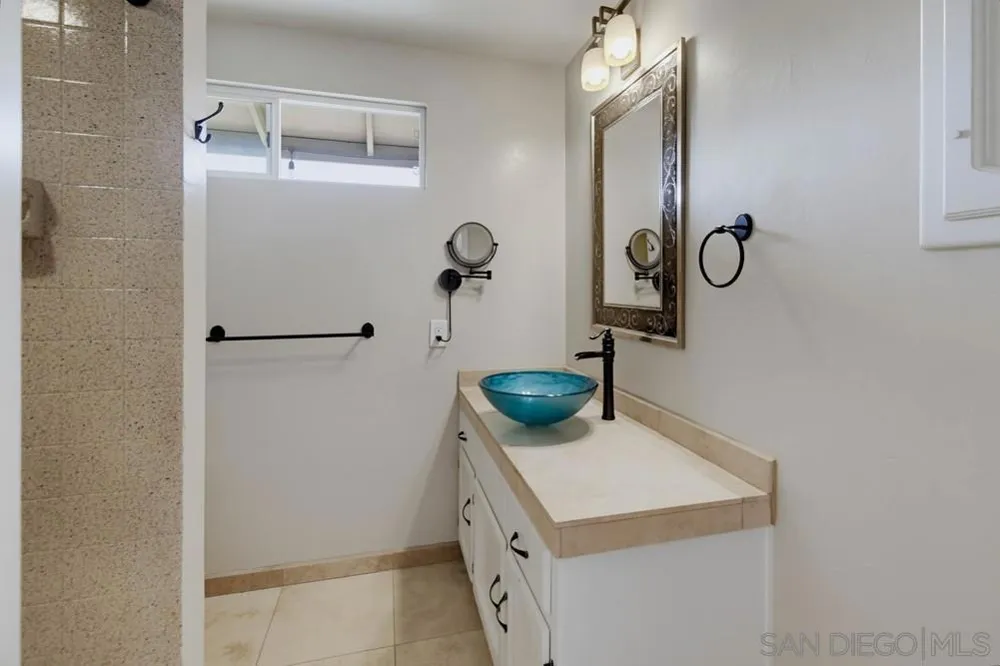 2450 Vista Lago Ter Escondido, CA 92029