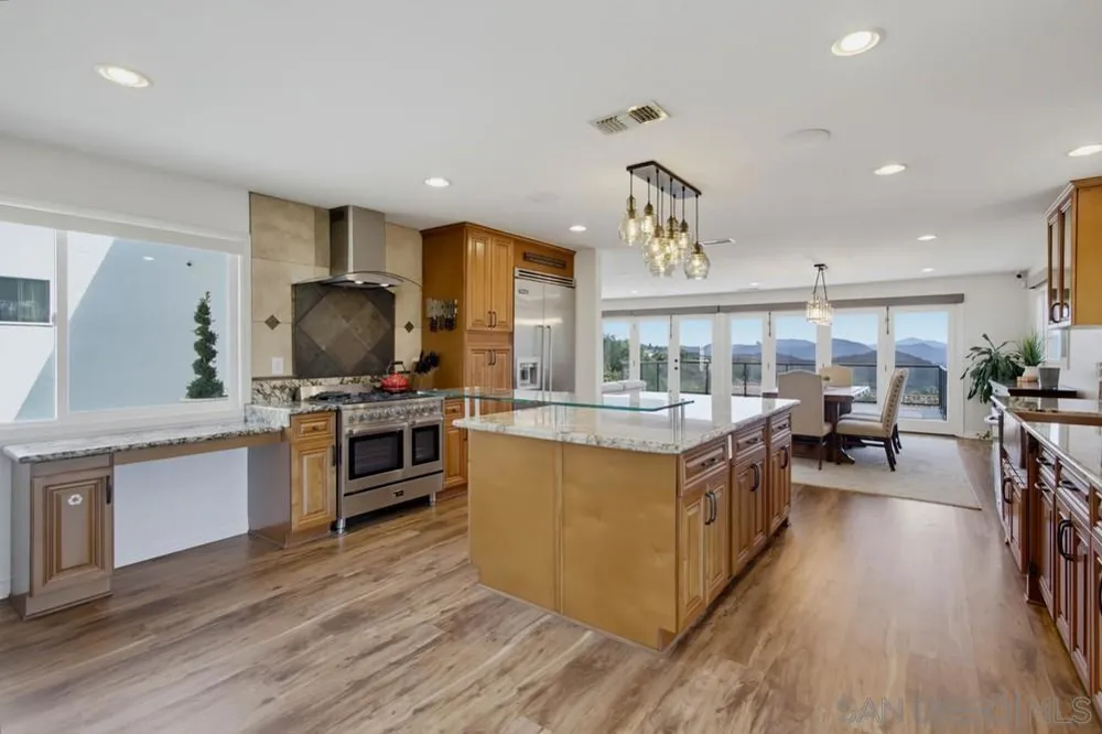 2450 Vista Lago Ter Escondido, CA 92029