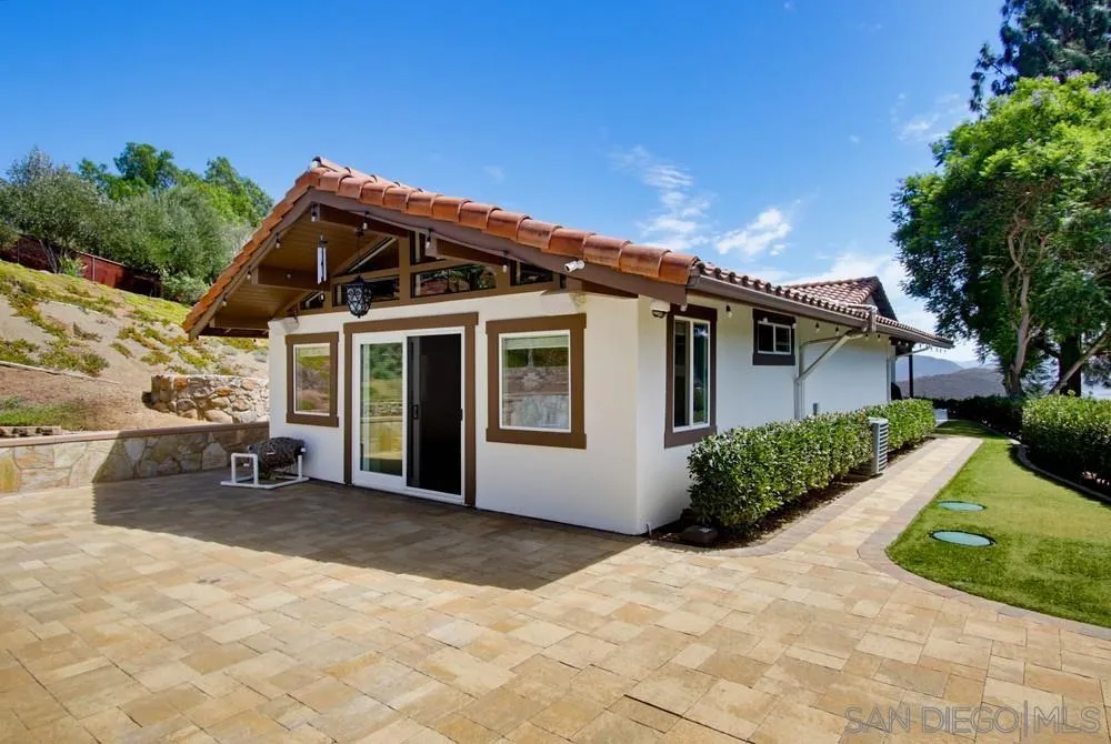 2450 Vista Lago Ter Escondido, CA 92029