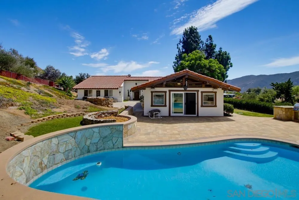 2450 Vista Lago Ter Escondido, CA 92029
