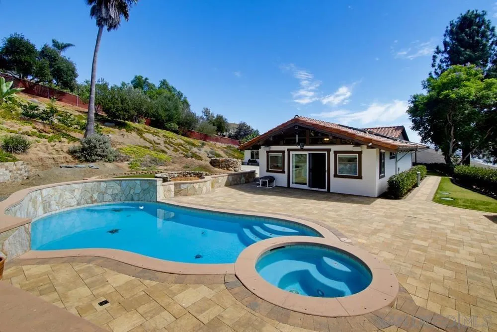 2450 Vista Lago Ter Escondido, CA 92029