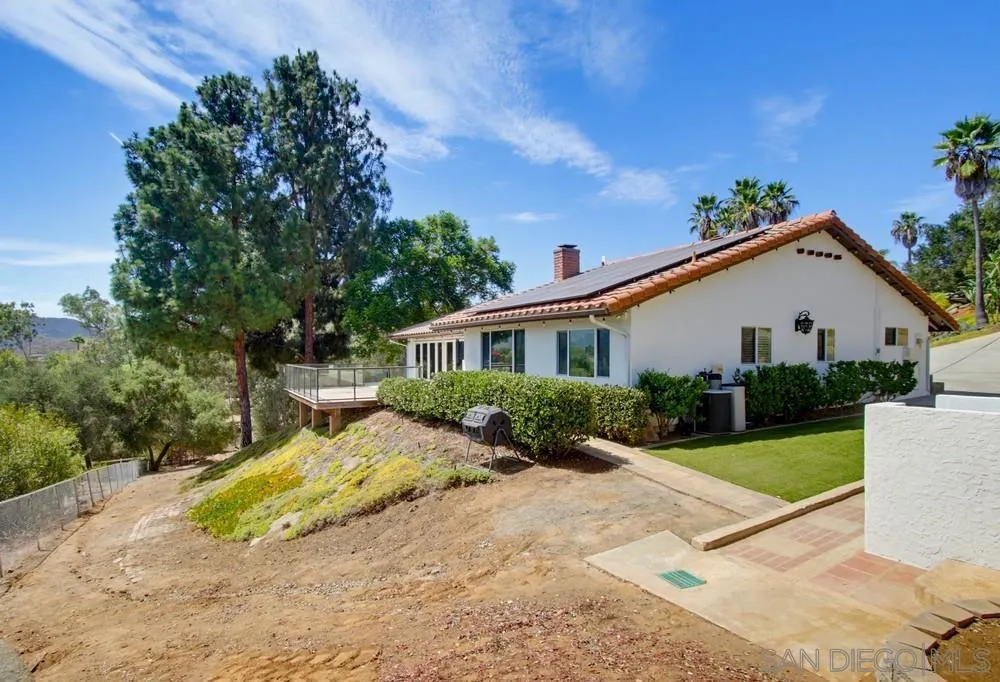 2450 Vista Lago Ter Escondido, CA 92029