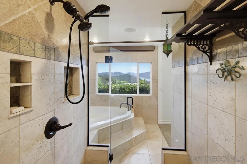 2450 Vista Lago Ter Escondido, CA 92029