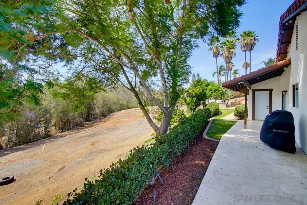 2450 Vista Lago Ter Escondido, CA 92029