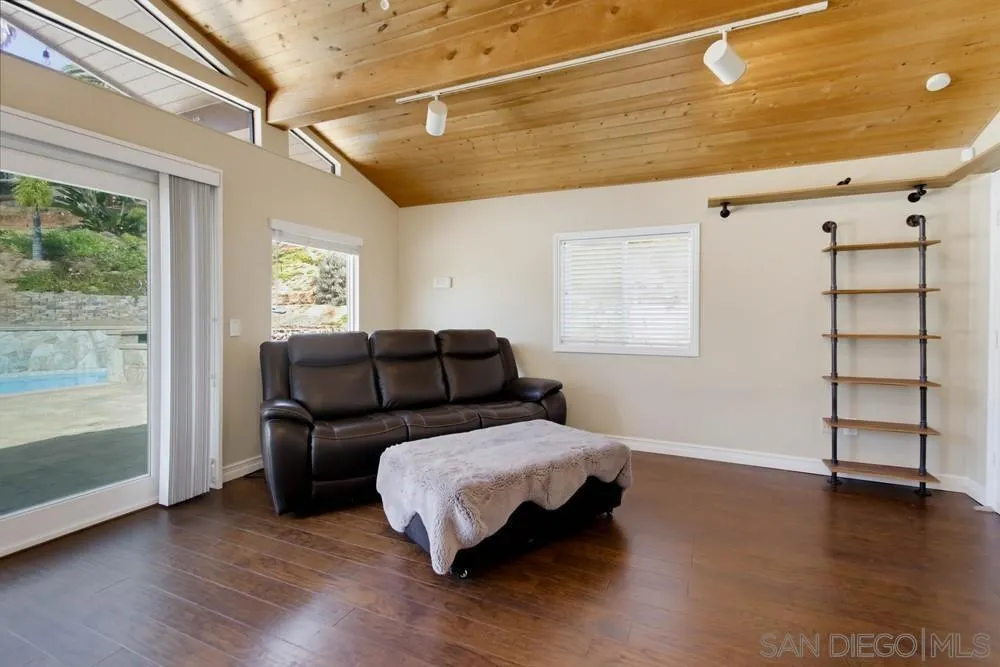 2450 Vista Lago Ter Escondido, CA 92029