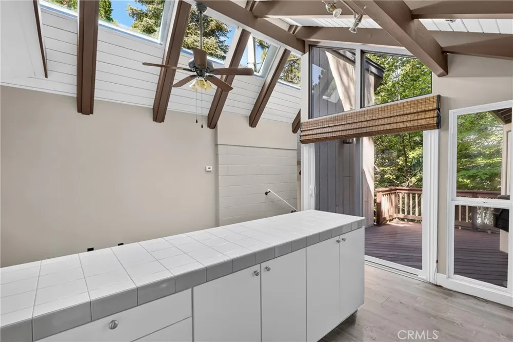 594 W Victoria Court Lake Arrowhead, CA 92352