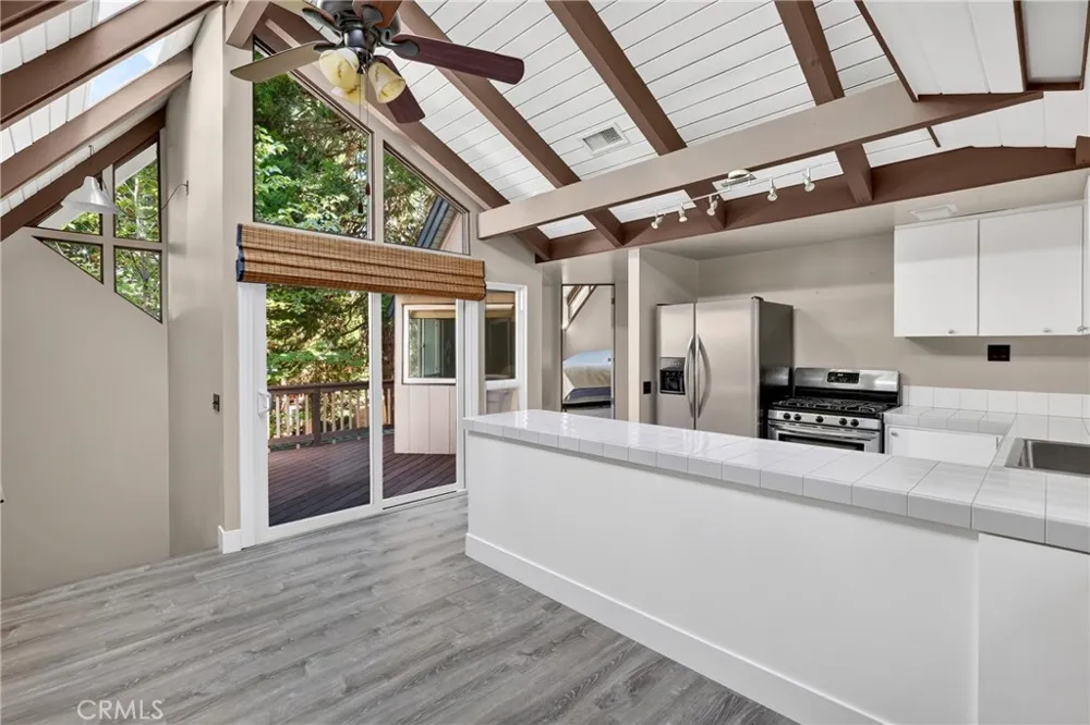 594 W Victoria Court Lake Arrowhead, CA 92352