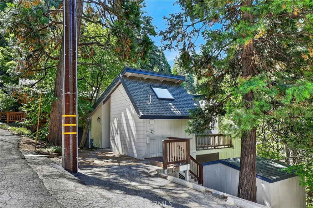 594 W Victoria Court Lake Arrowhead, CA 92352