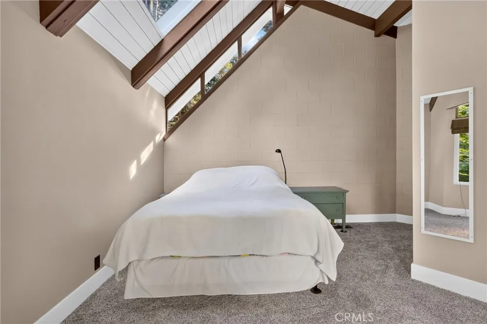 594 W Victoria Court Lake Arrowhead, CA 92352
