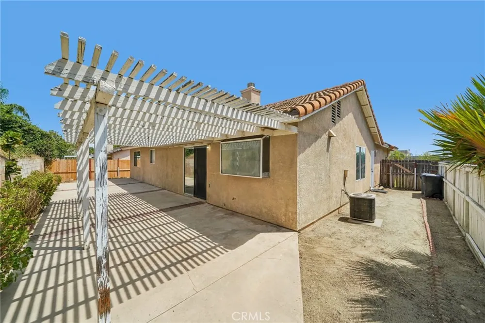 2320 W Sunrise Drive Rialto, CA 92377
