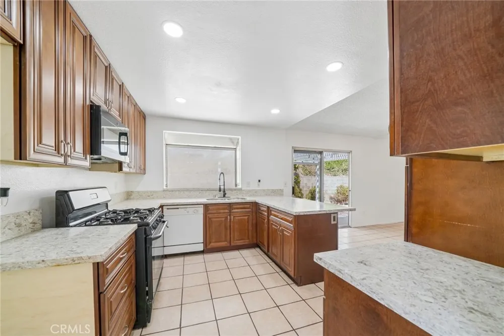2320 W Sunrise Drive Rialto, CA 92377