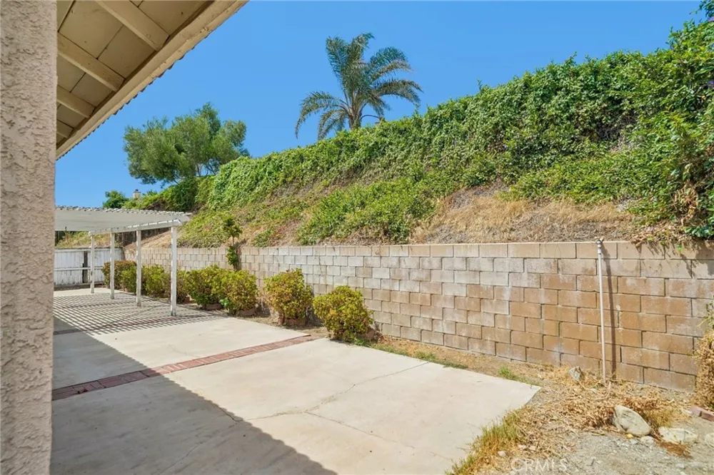 2320 W Sunrise Drive Rialto, CA 92377