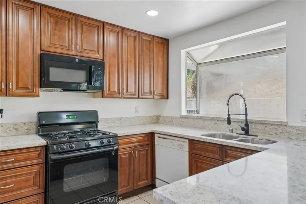 2320 W Sunrise Drive Rialto, CA 92377