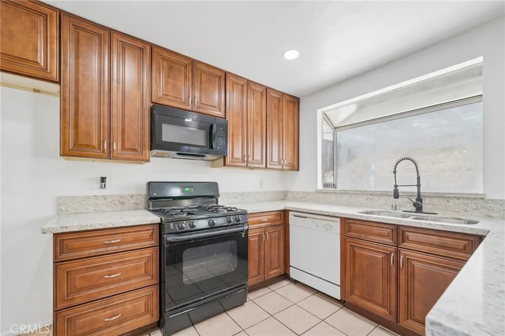 2320 W Sunrise Drive Rialto, CA 92377